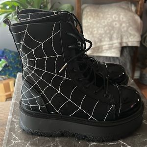 Demonia SLACKER-88 Women size 9